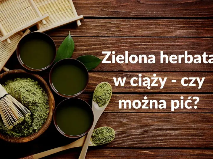 Zielona herbata w ciąży - czy można pić? Miseczka z zielonym proszkiem, bambusowa miotełka i filiżanki z napojem.
