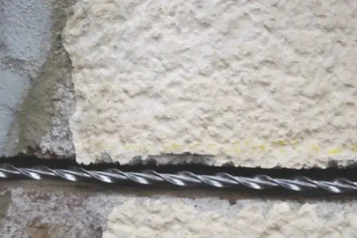 Kotwy spiralne do spinania muru – skuteczne wzmocnienie ścian ceglanych