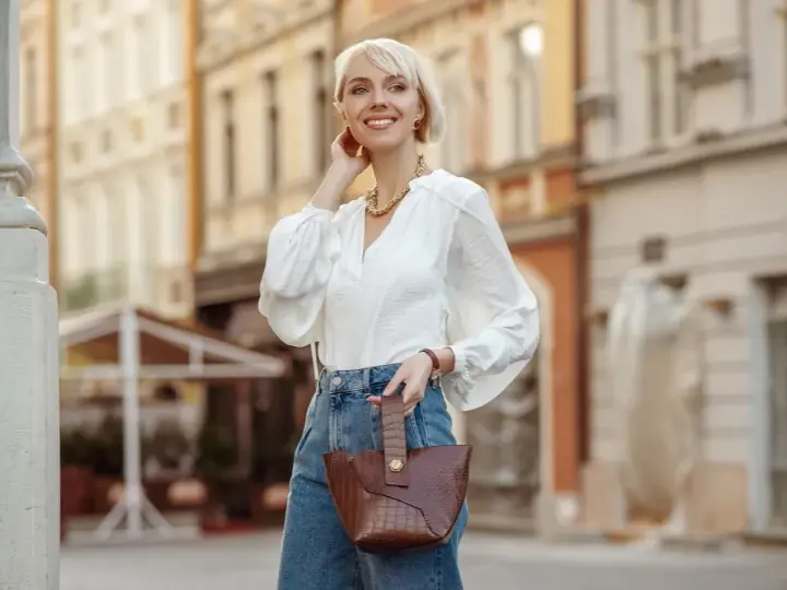 Jakie bluzki do dużego biustu? Odkryj fasony, które wysmuklają sylwetkę