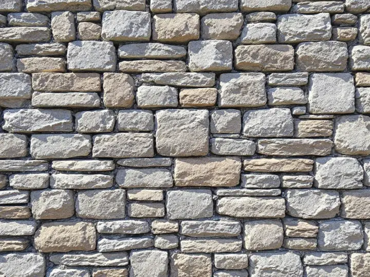 Un mur de pierres irrégulières, un joint solide et rustique qui raconte une histoire de temps et de nature.