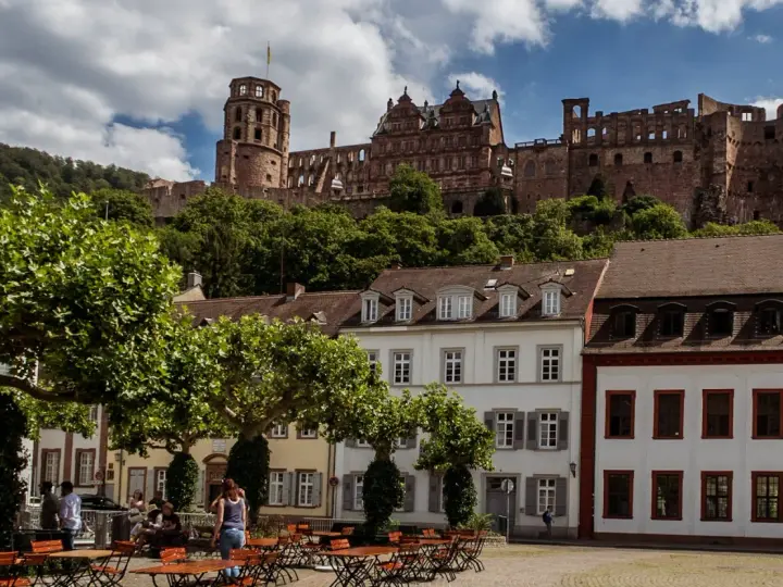 Heidelberger Schloss thront über malerischen Häusern. Ein perfekter Ort, um zu entspannen und zu überlegen, was to do in Heidelberg.