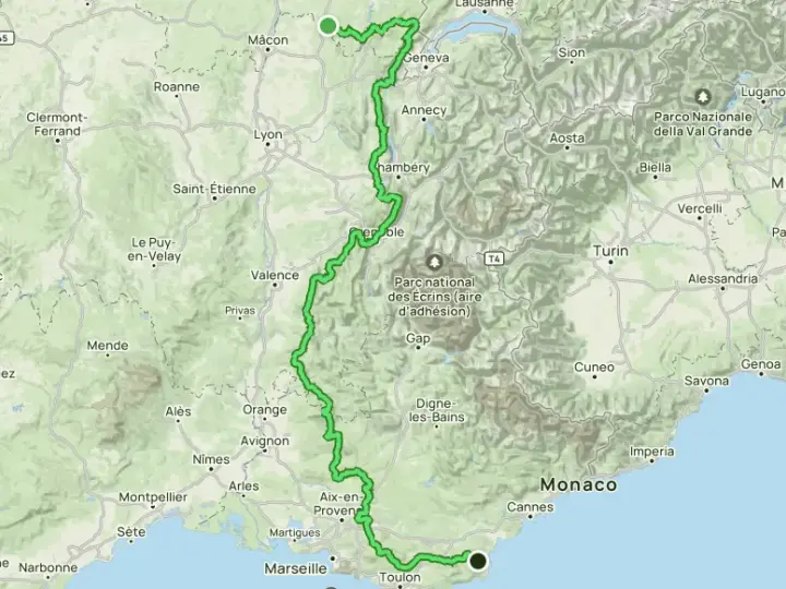Carte de France et d'Italie montrant un itinéraire vert traversant les Alpes, de la Suisse à la côte méditerranéenne, passant par Lyon, Grenoble et Monaco.