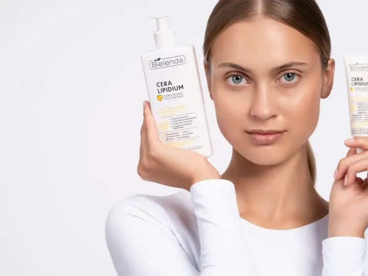 Kobieta prezentuje emulsję i krem Bielenda Cera Lipidum. Produkty z linii linoderm odbudowują barierę lipidową skóry.
