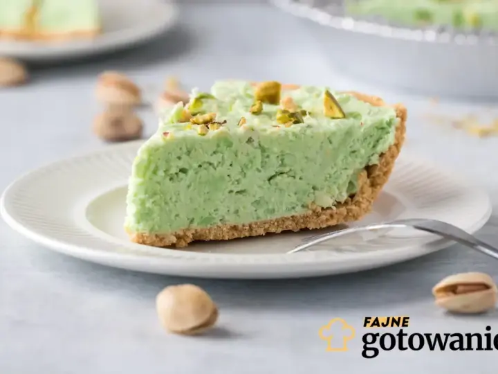 Pyszny krem pistacjowy z mascarpone na kruchym spodzie, posypany posiekanymi pistacjami. Idealny deser dla miłośników orzechowych smaków.