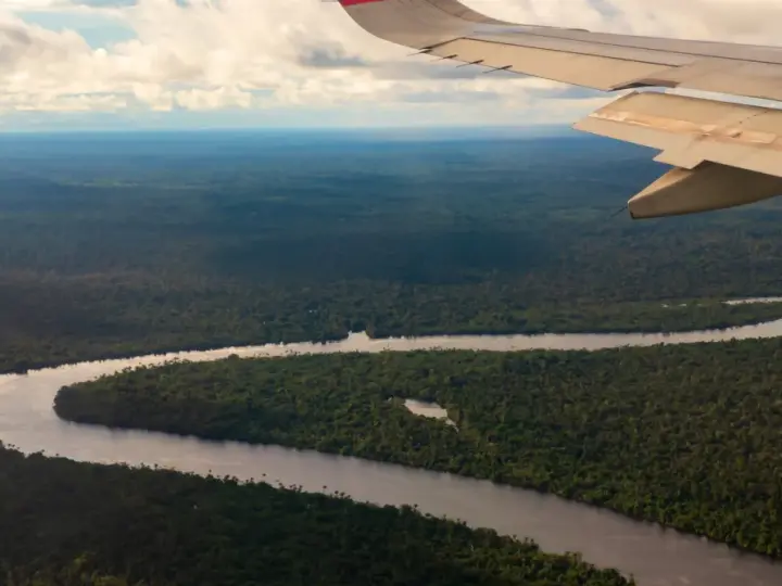 Widok z samolotu na Amazonkę, najszerszą rzekę świata, wijącą się przez gęstą dżunglę.