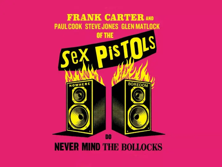Frank Carter et les membres de Sex Pistols, Steve Jones, Paul Cook, Glen Matlock, sur fond rose vif, avec des enceintes en feu.