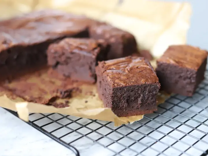 Pyszne, wilgotne brownie na kratce. Idealne na deser, według prostego brownie przepisu.