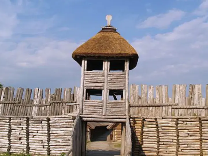 Gród z wieżą i wałami obronnymi. Czy Poznań był stolicą Polski? Warto odwiedzić takie miejsca, by poczuć ducha historii.