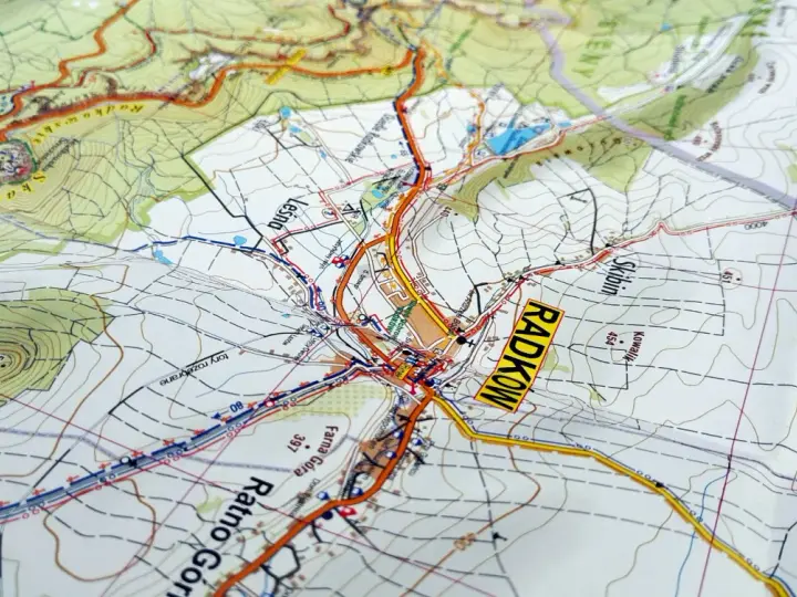 Mapa turystyczna z zaznaczonymi szlakami i miejscowościami, w tym Radkowem. Widoczne są **góry stołowe** i ukształtowanie terenu.