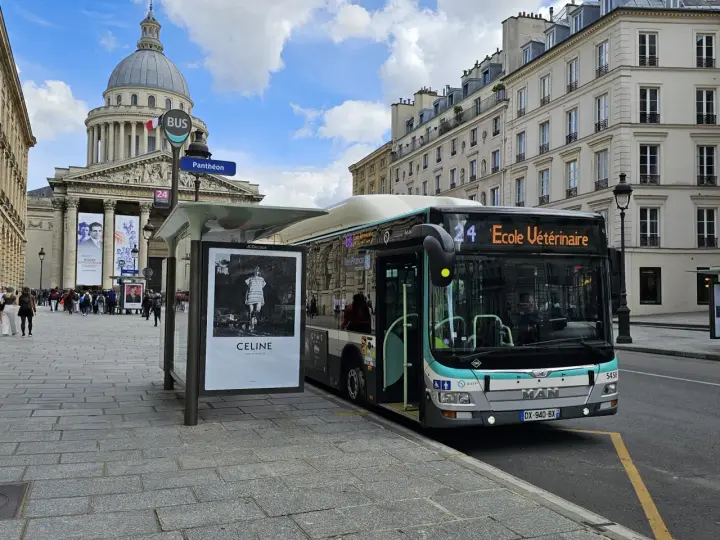 Autobus linii 24 "École Vétérinaire" czeka na przystanku przy Panteonie. Zastanawiasz się, ile kosztuje bus do Paryża?