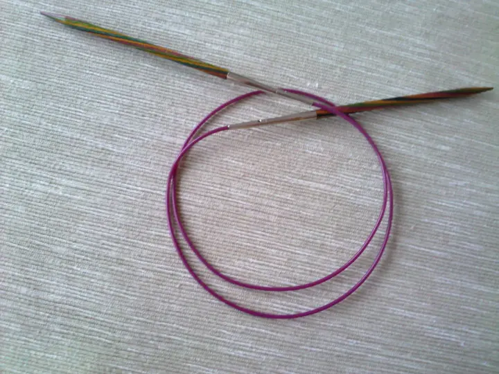 Kolorowe druty do robienia na drutach i fioletowy kabel. Zastanawiasz się, czy można zabrać szydełko do samolotu?