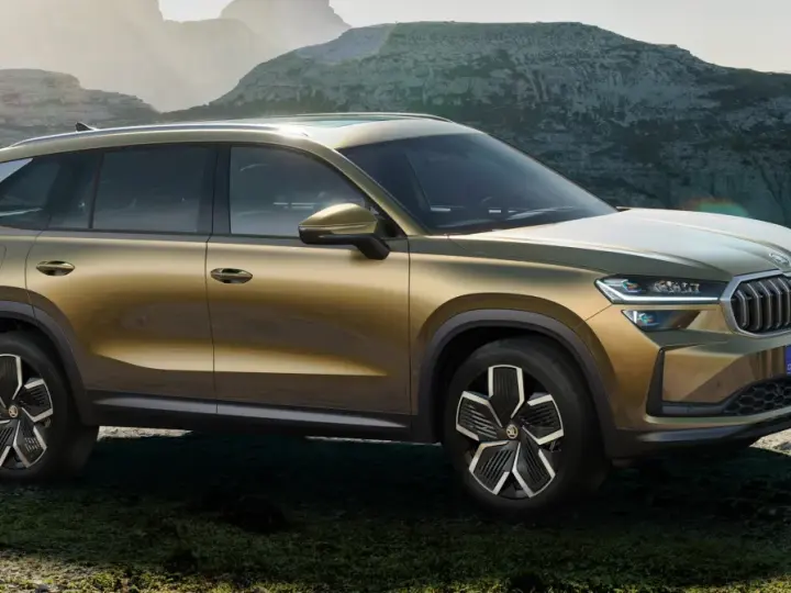 Złoty Skoda Kodiaq na tle górskich krajobrazów. Sprawdź aktualną Skoda Kodiaq cenę i odkryj przygodę!