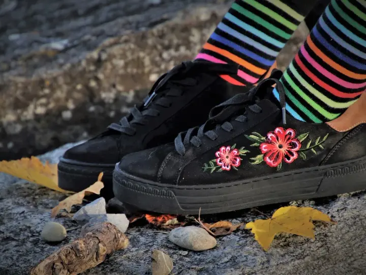 Jakie skarpetki do sneakersów – unikaj błędów w stylizacji