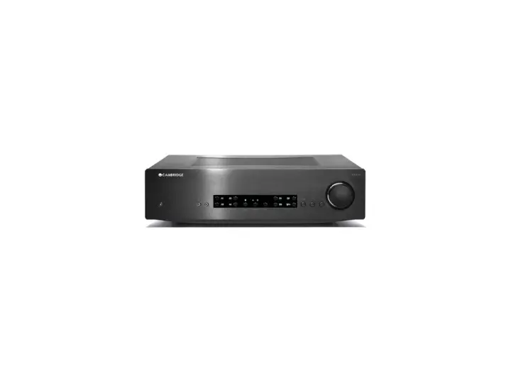 Elegancki wzmacniacz Cambridge Audio CXA80 w kolorze grafitowym, z czytelnym wyświetlaczem i pokrętłem głośności.