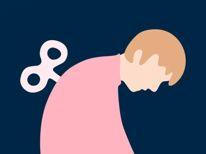 En person i rosa kläder med en uppdragsnyckel på ryggen, som symboliserar illamående utmattning.