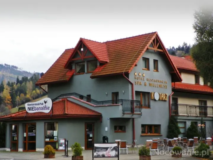 Hotel Kotarz, zlokalizowany w malowniczej okolicy, oferuje noclegi, restaurację i SPA. Obok znajduje się kawiarnia NIEbanalnie.