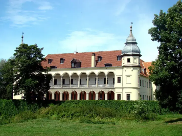 Pałac w Krobielowicach z arkadowym krużgankiem i wieżyczką.