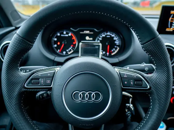 Ratt i Audi A3 med instrumentpanel och skärm. Vanliga fel på Audi A3 kan inkludera problem med elektronik och motor.