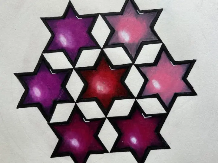 Sieben Sterne in Lila-, Rot- und Rosatönen bilden ein Muster, das an einen tri hexagon erinnert.