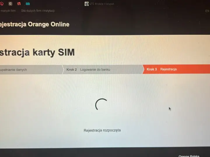 Na ekranie komputera trwa rejestracja karty SIM w Orange Online. Widoczny jest trzeci krok: Rejestracja.