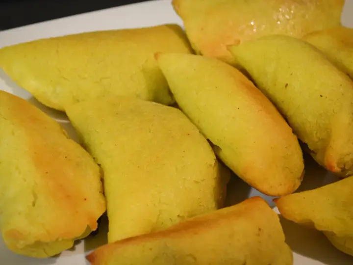 Un surtido de empanadas colombianas doradas y apetitosas, listas para disfrutar.
