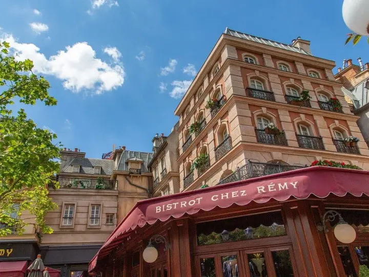 Bistrot Chez Rémy, ein Ratatouille Restaurant in Paris, mit typisch französischen Gebäuden und einem roten Vordach.