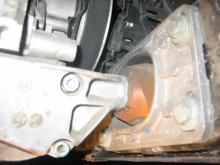 Zużyta poduszka silnika w Audi p1577. Widoczne pęknięcia gumy i metalowe elementy mocujące.