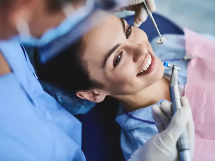 NFZ dentysta: Co za darmo? Pełna lista zabiegów i Twoje prawa!
