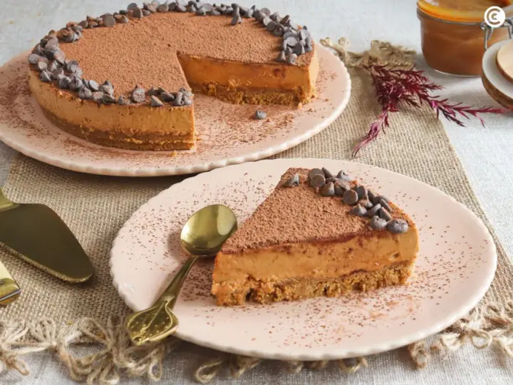 Deliciosa tarta de dulce de leche y galletas, cubierta de cacao y chispas de chocolate. ¡Un postre irresistible!