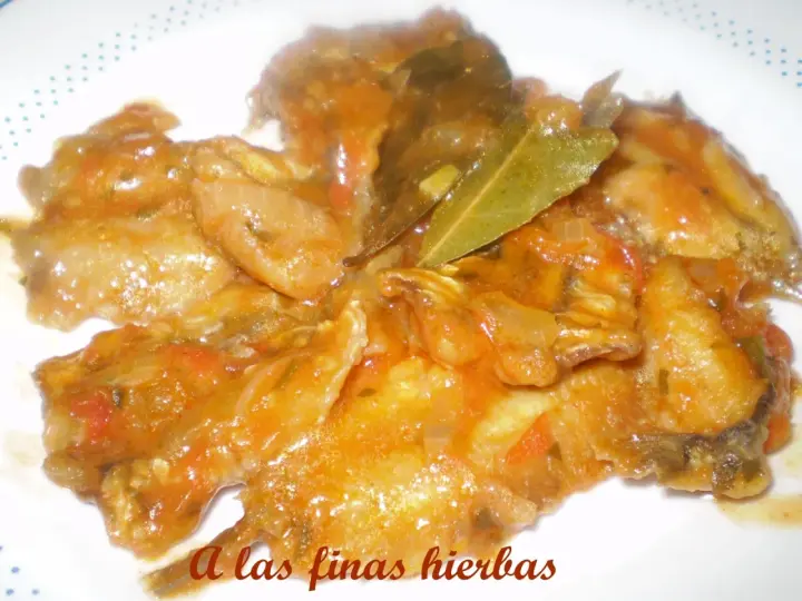 Boquerones en salsa con finas hierbas, un plato delicioso.