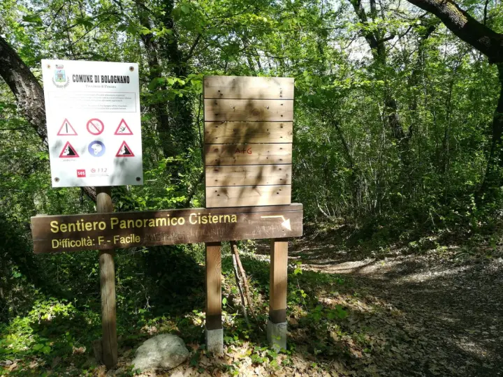 Sentiero Panoramico Cisterna, nel Comune di Bolognano. Segnaletica con indicazioni e pericoli.