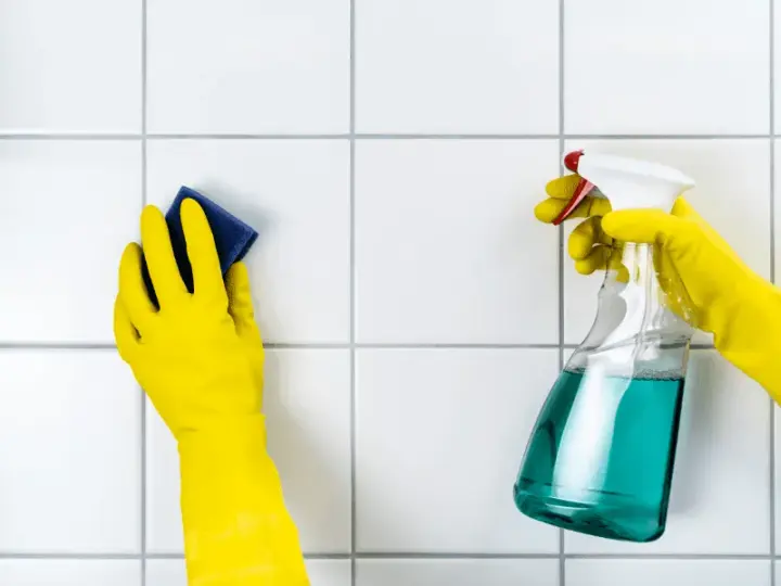 Skuteczne domowe sposoby na zmycie fugi z płytek bez chemii