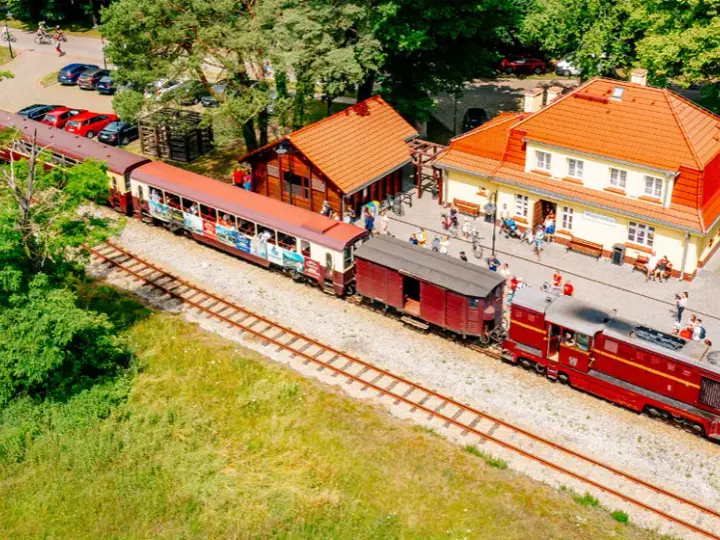 Niechorze pociągiem? Odkryj łatwy dojazd i wąskotorówkę!