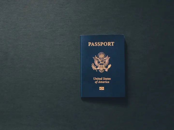 Niebieski paszport USA z godłem. Zastanawiasz się, ile jest ważny paszport?