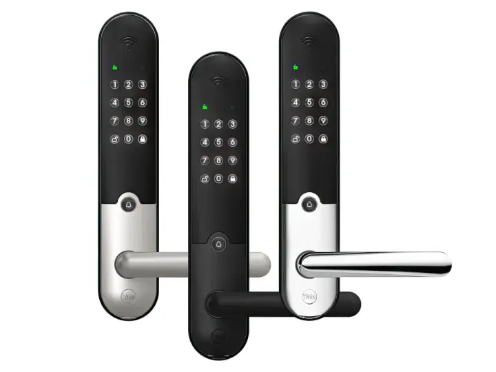 Tre digitala dörrlås från Yale, med tangentbord och handtag. Perfekt för dig som vill byta masterkod på din Yale Doorman för ökad säkerhet.