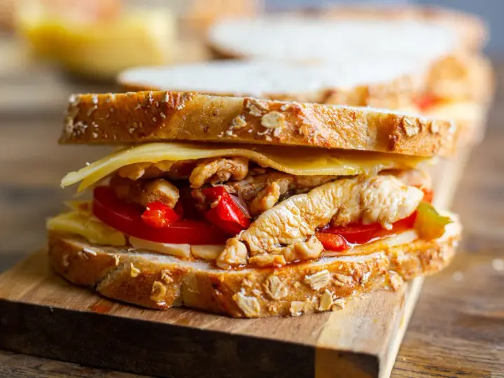 En saftig sandwich med pulled chicken, ost och tomat på grovt bröd. Perfekt för en snabb lunch!