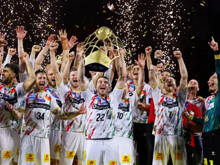 Drużyna świętuje zwycięstwo w finale piłki ręcznej, unosząc puchar. Konfetti i fajerwerki podkreślają radość.