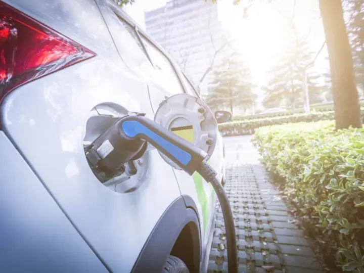 Ile prądu pobiera samochód elektryczny? Zaskakujące fakty i porady
