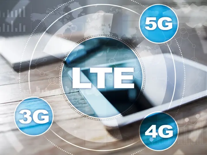 Ewolucja sieci: od 3G, przez 4G, po 5G. Widoczne ikony technologii mobilnych na tle nowoczesnego sprzętu.