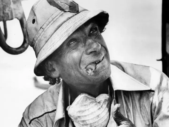 Un uomo con un sigaro in bocca e un cappello da esploratore, in un'immagine iconica di un film di Samuel Fuller.