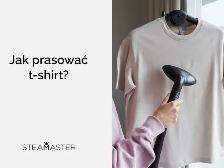 Jak prasować t-shirt parownicą? Dłoń trzymająca parownicę zbliża się do beżowej koszulki wiszącej na wieszaku.