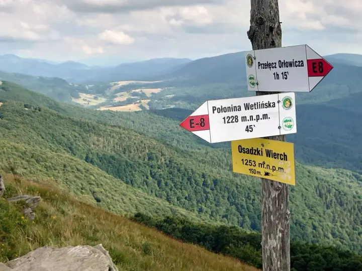 Wskazówki szlaku na Przełęcz Orłowicza i Połoninę Wetlińską. Kierunek na Osadzki Wierch.