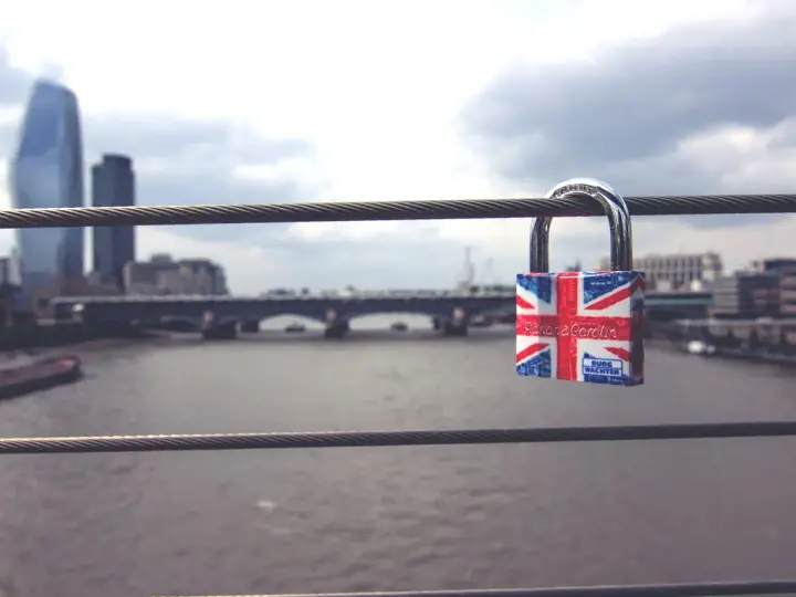 Anglia po Brexicie: Co przewieziesz samolotem? Uniknij kar!
