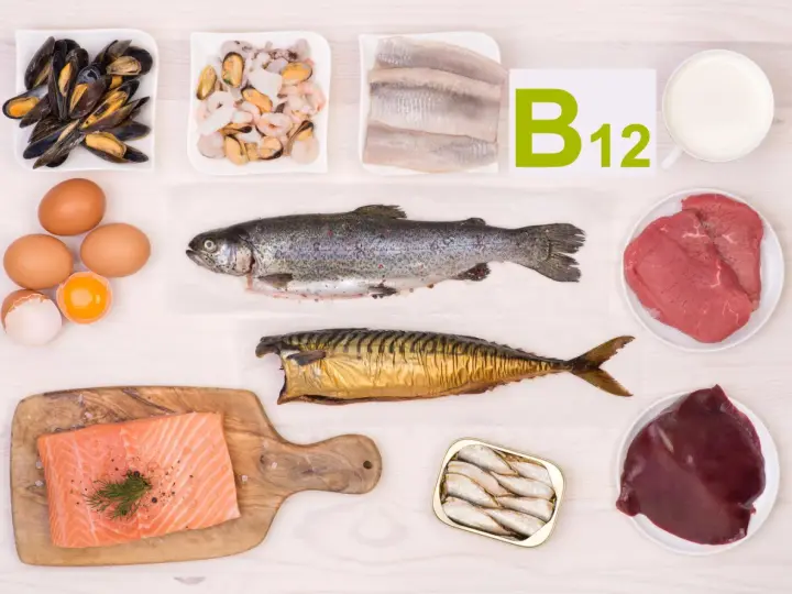 Witaj w świecie witaminy B12! Gdzie występuje? W rybach, owocach morza, jajach, mięsie i wątróbce.