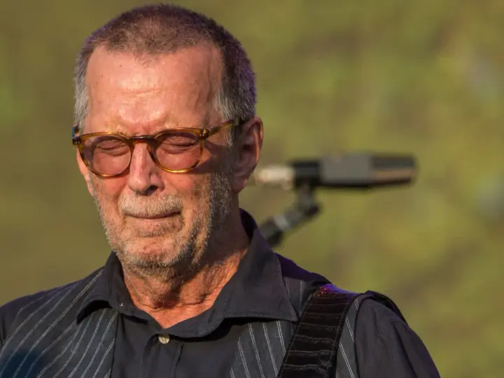 Eric Clapton zamyka oczy, jakby słyszał "Tears in Heaven". W okularach odbija się światło, a na twarzy maluje się zaduma.