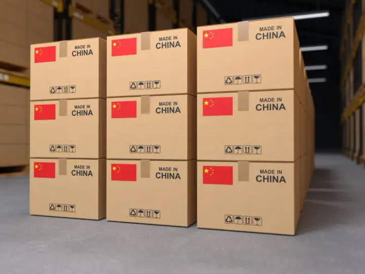 Stosy kartonów z flagą Chin i napisem "MADE IN CHINA" czekają na procedurę dopuszczenia do obrotu w magazynie.