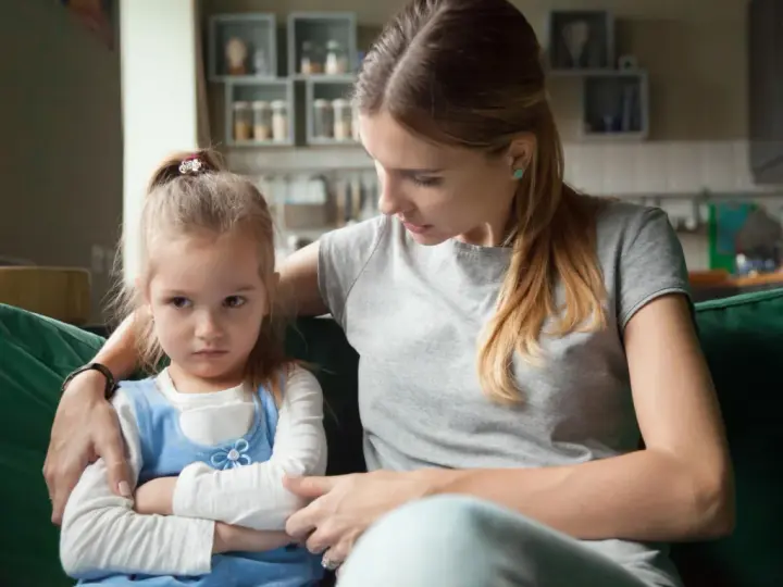 Mama próbuje uspokoić obrażone dziecko, które nie chce słuchać.