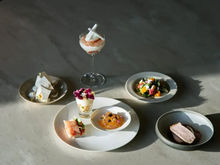 Platos delicados y postres en un restaurante, una experiencia sensorial que deleita la vista y el paladar.