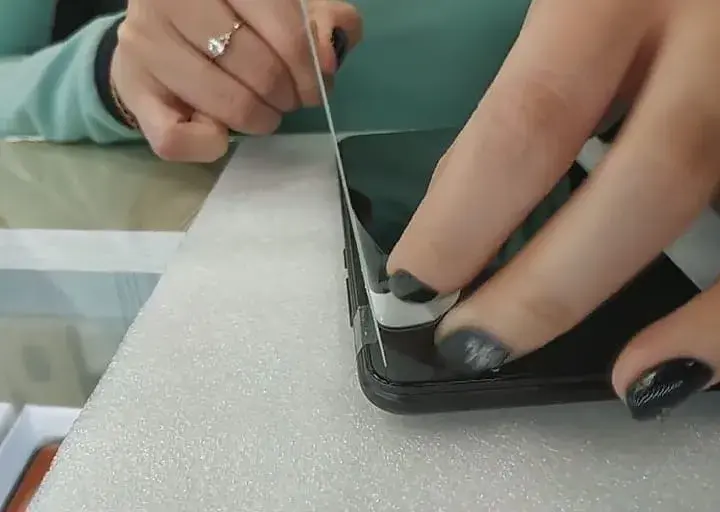 Jak ściągnąć szkło hartowane z aparatu bez uszkodzenia ekranu