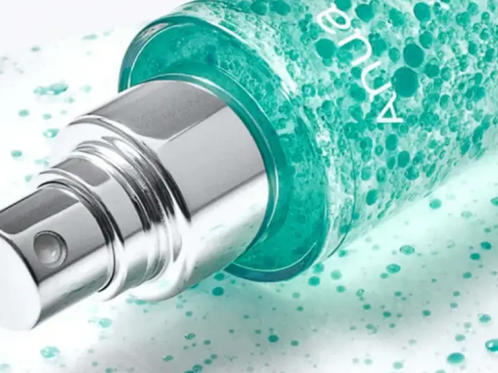 Szklana buteleczka z zielonym serum, widoczny srebrny atomizer. Na opakowaniu widnieje napis "anua niacinamide 10 + txa 4".